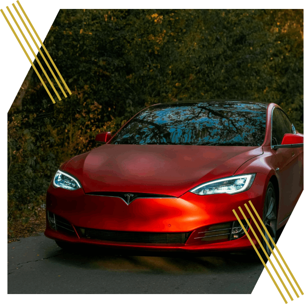 Voiture rouge sur la route