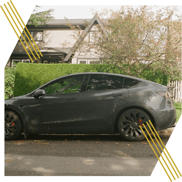 Voiture noire garée sur route
